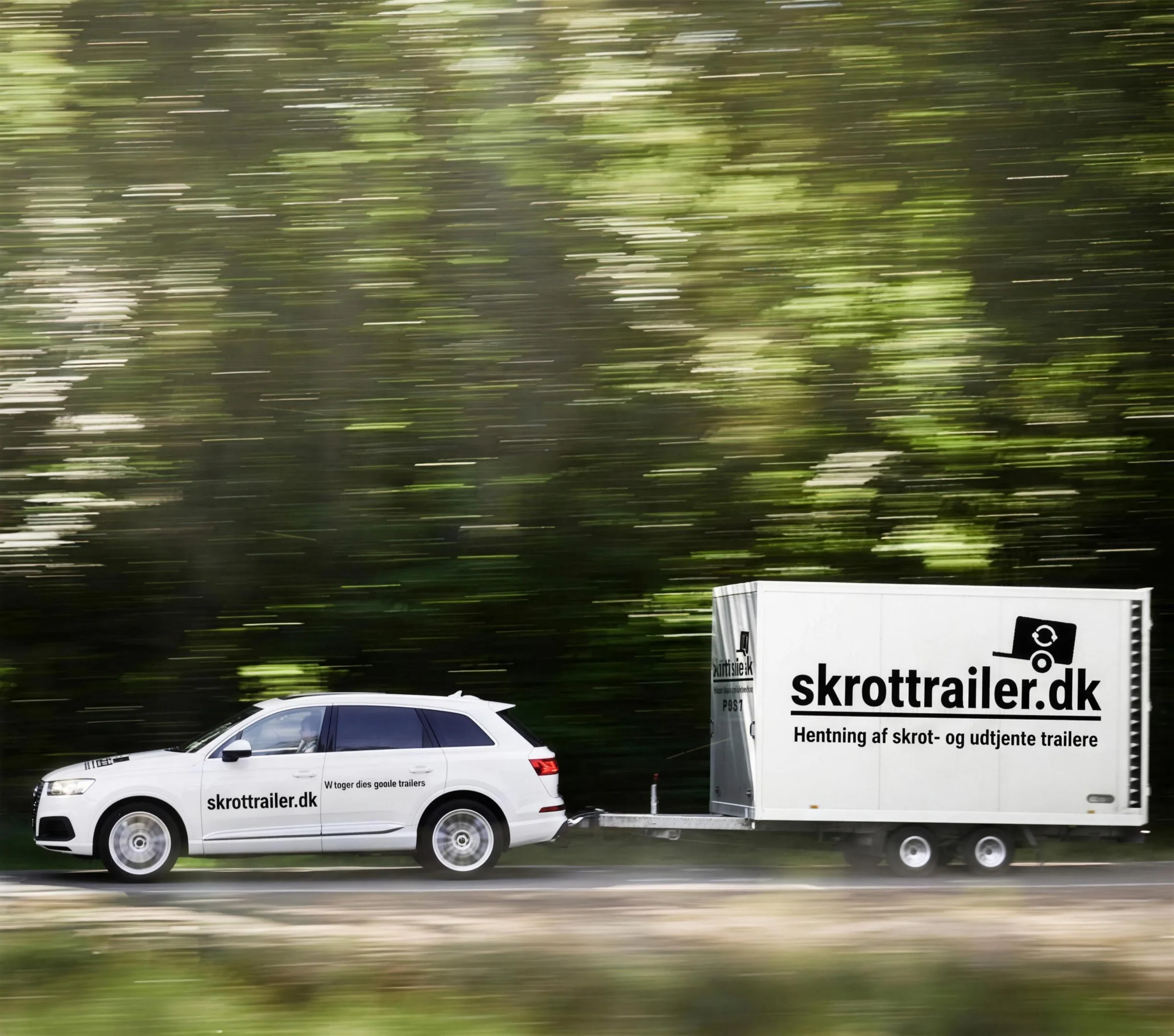 Bil med Skrottrailer.dk-trailer på vej